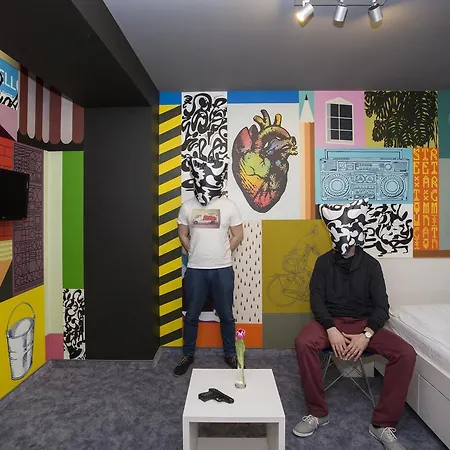 The Invisible — Urban Flashbacks ホテル