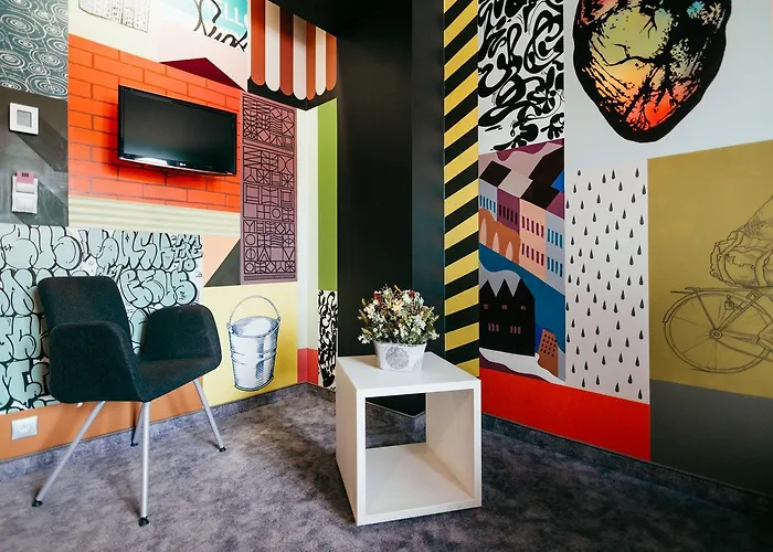 The Invisible — Urban Flashbacks ホテル 3*