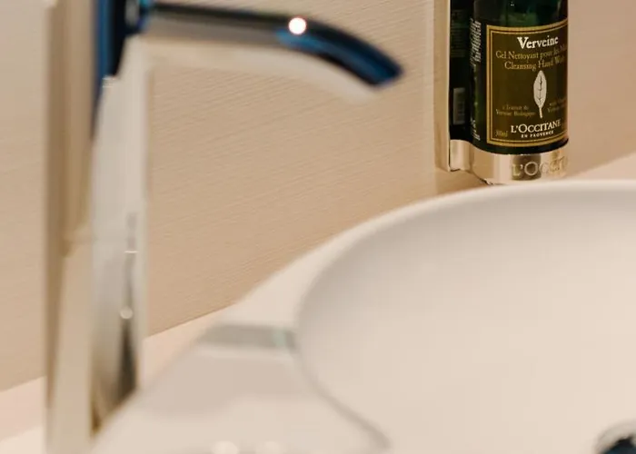 ホテル The Invisible — Urban Flashbacks